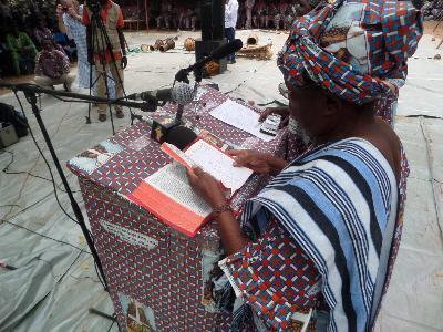 Maman Sara lisant en public la Bible en Boomu.jpg Maman Sara lisant en public la Bible en Boomu.jpg