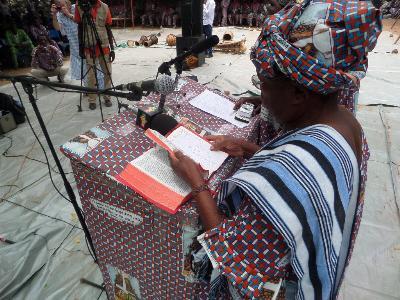 Maman Sara lisant en public la Bible en Boomu.jpg